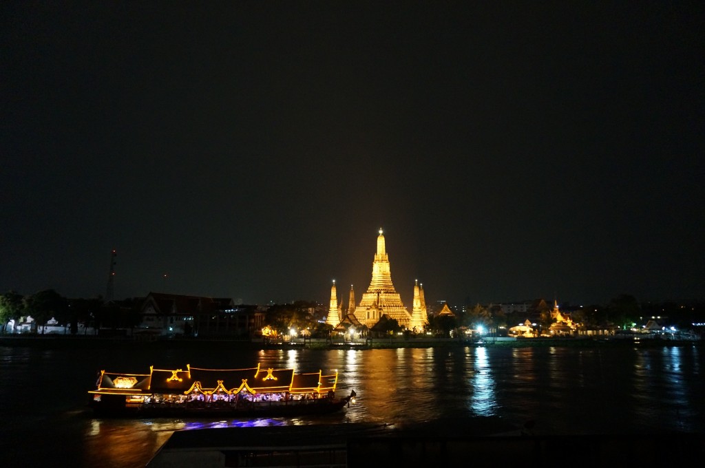 wat arun at night