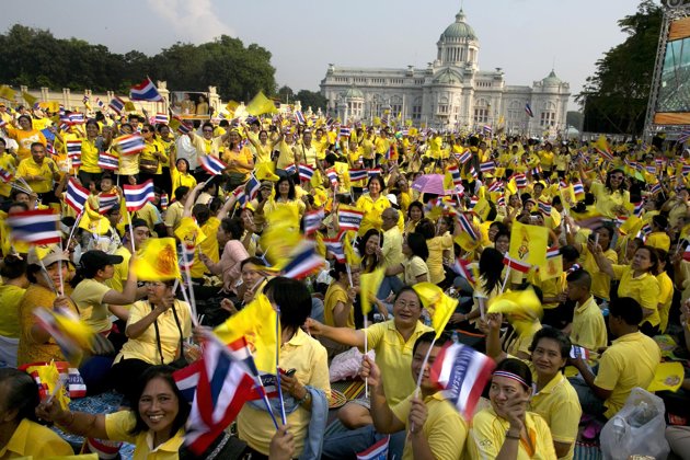 king-thailand-celebrates-85th-birthday-20121205-005214-007